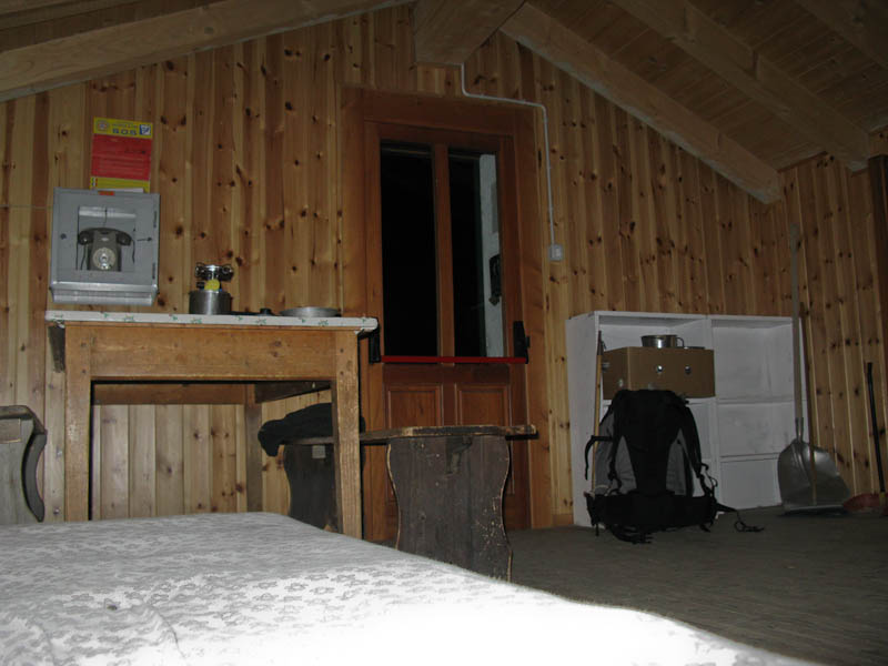 IMG_2202-2.jpg - [it]il rifugio invernale sempre aperto funge da bivacco, 20 brande con cuscini e coperte, niente riscaldamento[en]the winter refuge is maintained only as a free shelter for climbers and skiers. 20 bunk beds with blankets and pillow cases, no heating