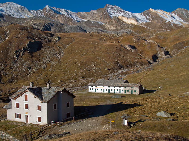 IMG_2205.jpg - [it]Rifugio Vittorio Sella nuovo e vecchio, in primo piano la "capanna" del Guardaparco[en]National Park building, where wardens live. In the back the two buildings, old and new, of Vittorio Sella alpine Refuge