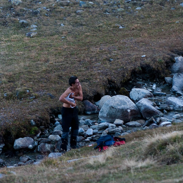 IMGP0499.jpg - [it]C'è chi insiste per lavarsi, ma poi ci soffre.[en]A tough but not too happy man.