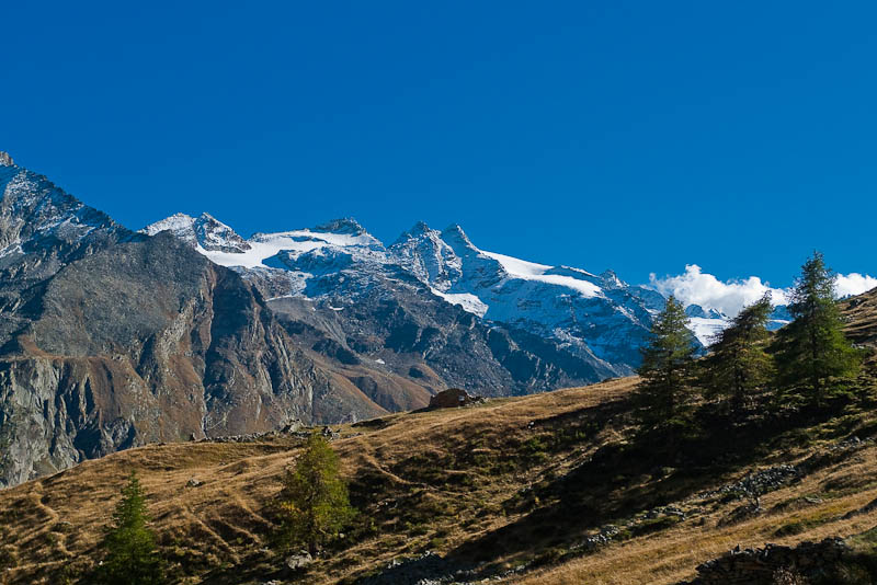 P1050219.jpg - [it]Si sale verso il Rifugio Vittorio Sella sul sentiero ancora provvisorio (e brutto)dopo la frana di diversi anni fa, in vista le Punte Patrì (3561/3581 metri).[en]Walking to Rifugio Vittorio Sella, the twin peaks are Punte Patrì (3561/3581 m). We are in the heart of Gran Paradiso National Park, in Western Alps.