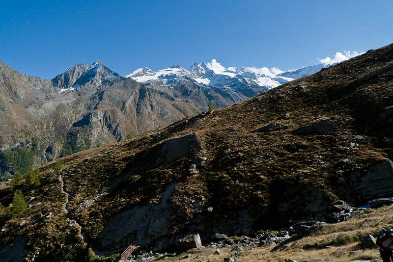 P1050220.jpg - [it]Il sentiero e il ponticello che riporta sul sentiero originale, ex strada di caccia reale.[en]The bridge after a diversion created to avoid a slide area reconnects to the old track, made specifically for Vittorio Emanuele II (1820-1878), the "hunter king" who killed hundreds of ibex but at least saved them from complete extinction in the Alps.