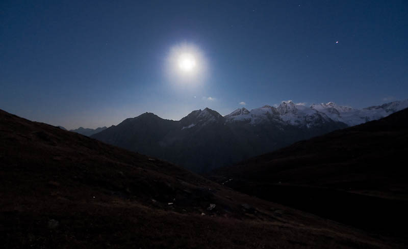 P1050230.jpg - [it]Sera al rifugio, sorgono Luna e Venere.[en]After sunset, moon and venus rising