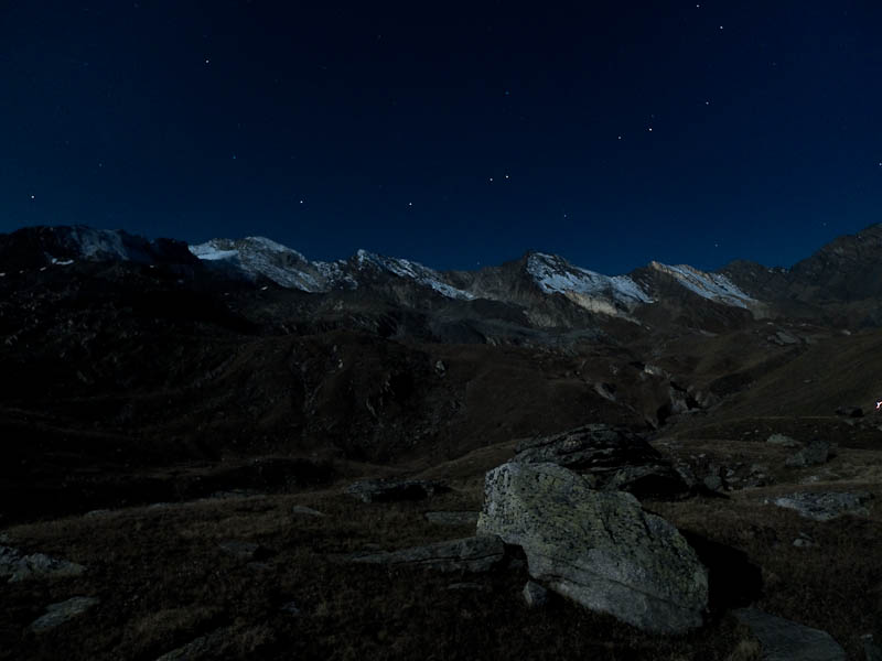 P1050236.jpg - [it]Notte al Lauson, il primo intaglio da destra è il colle omonimo (3300 metri) che collega la Val di Cogne alla Valsavarenche.[en]Night on Lauson slopes, on the right  Lauson pass (3300 m), historic connection between  Cogne valley and parallel Valsavarenche valley