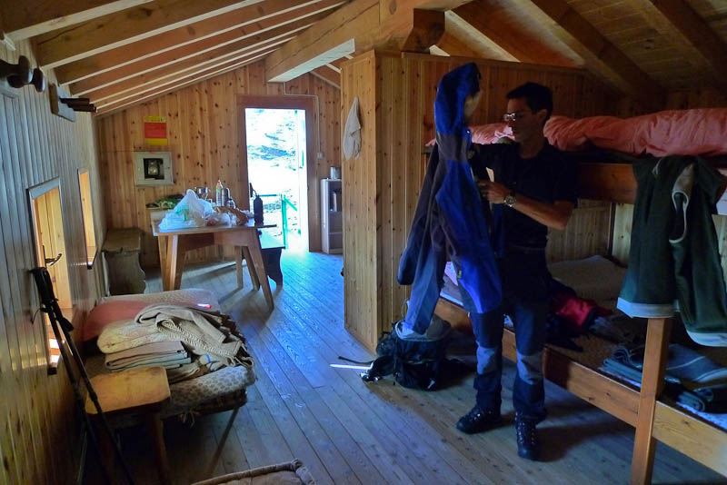 P1050280.jpg - [it]Il locale invernale, ben tenuto, del vecchio rifugio.[en]Winter room, always open as a free shelter in the old Vittorio Sella Refuge