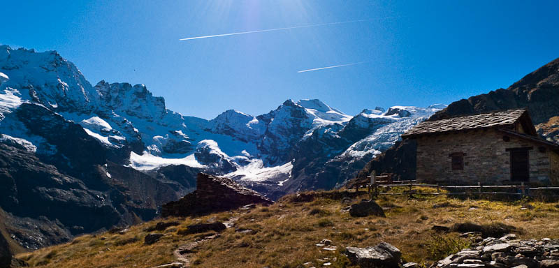 P1050299.jpg - [it]I casolari dell'Herbetet, ex casa di caccia e ora capanna del Guardiaparco[en]Herbetet cabins, once hunting cabins for king Vittorio Emanuele II