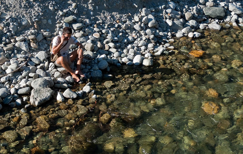 P1050308.jpg - [it]pediluvio con cellulare.[en]Feet relief